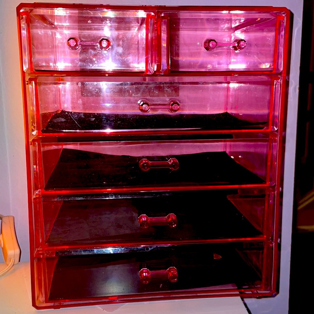 Lots of draws and good for on your desk